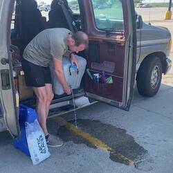 Schmelzwasser abgießen auf dem Walmart Parkplatz