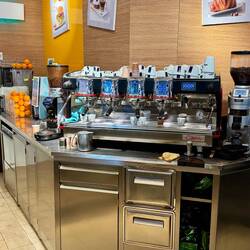 selbst auf den Autobahnraststätten gibt es einen guten und günstigen Espresso