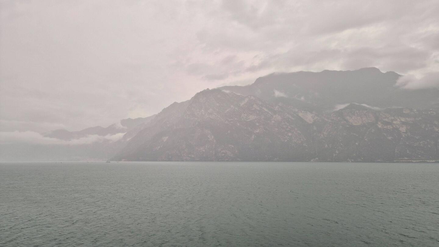 Die gegenüber liegende Uferseite ist fast verschwunden