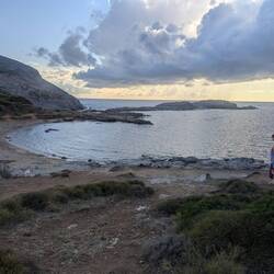 Da hinten, zwischen letztem Felsen und kleiner Insel geht es richtig abwärts!