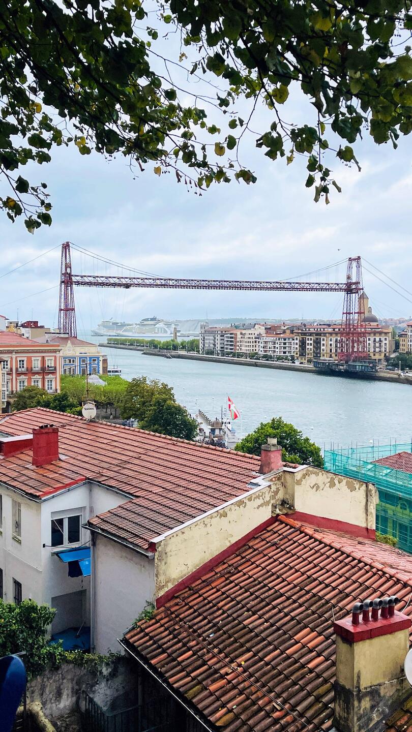 Puente icónico que combina ingeniería y belleza, declarado Patrimonio Mundial por la UNESCO.