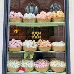 Süsskram, Basier Laden