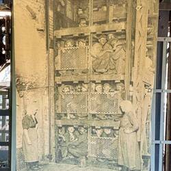 In solchen Körben sind die Bergleute in den Schacht eingefahren