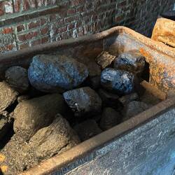 Das ist Steinkohle. Erstaunlich das dieses Zeug überhaupt brennt