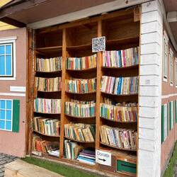 Bücherschrank auch in Rumänien