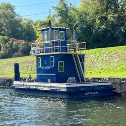 A tow boat just outside of lock 20