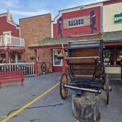 ...kleines Dorf mit Restaurants & Shops....