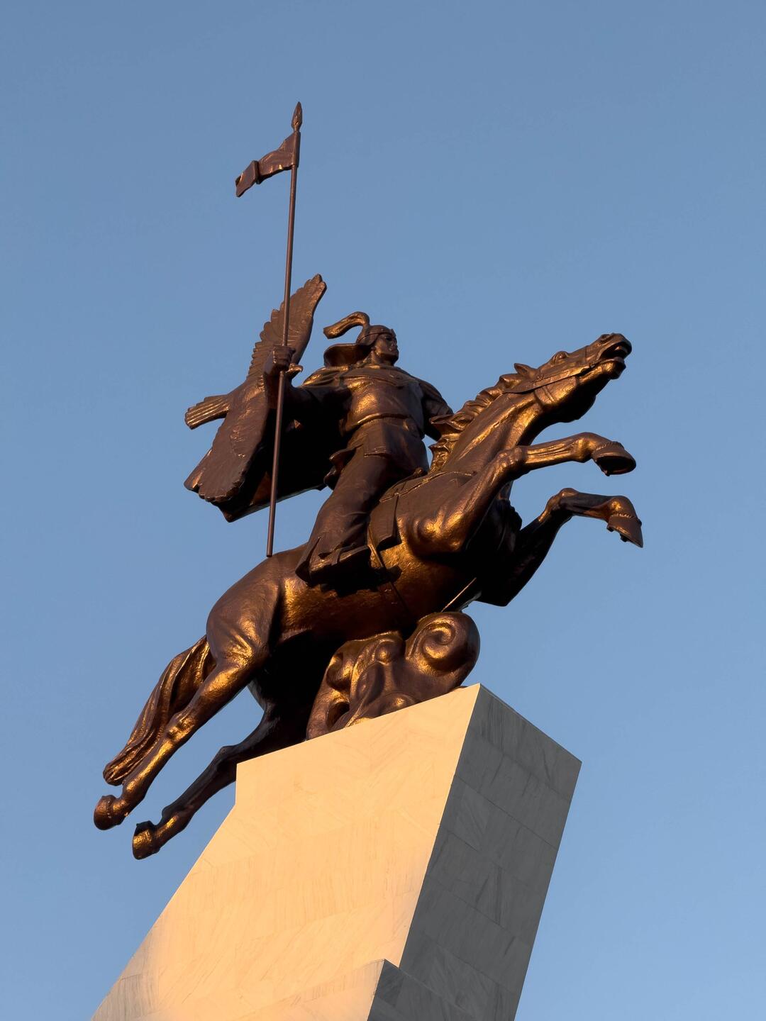 Der kirgisische Volksheld Manas reitet in den Sonnenuntergang.