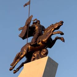 Der kirgisische Volksheld Manas reitet in den Sonnenuntergang.