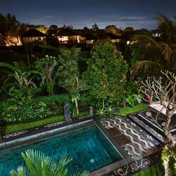 Blick vom Mira Family Cottage vom Balkon nachts