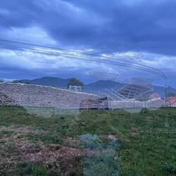 A tu mury amfiteatru z zewnątrz, z zarysami dawnej potęgi