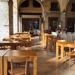 Wunderschöne Cafés unter den Arkaden