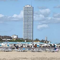 Небоскрёб Чезенатико высотой 118 метров, состоящий из 35 этажей, несколько лет был самым высоким в И