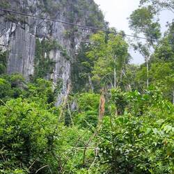 die Höhle versteckt sich in diesem Berg ⛰️