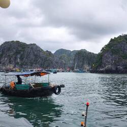 Blick auf das schwimmende Dorf