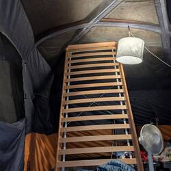 Bett zur Unterstützung des Zeltdaches
