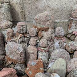 Figuren hinter dem Tempel