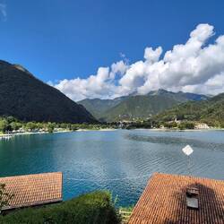 Ein Campingplatz am gegenüber liegenden Ende