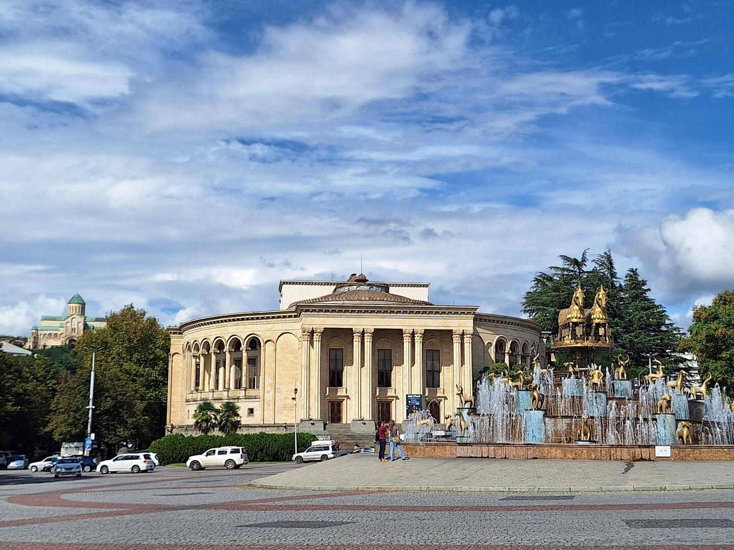 Fontänenplatz mit Kolchis-Brunnen und Staatstheater