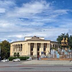 Fontänenplatz mit Kolchis-Brunnen und Staatstheater