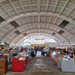 Zentralmarkt mit Hallen für Milchprodukte, Gemüse& Obst, Gewürze etc.