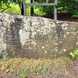 Es gibt kein Rinnsal, nur diesen Stein.