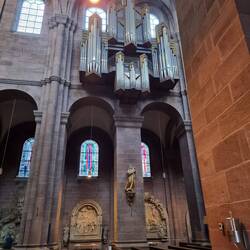 ....mit der Orgel fast an der Decke