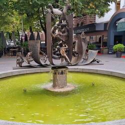 Lustiges Treiben am Brunnen