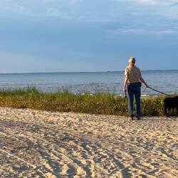 Les and Indy on the shore