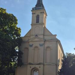 Kirche gegenüber vom Schloß
