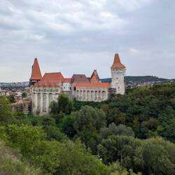 I na zamek niczym nie zakłócony