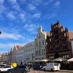 In rotem Backstein "Alter Schwede" 1380 erbautes Kaufmannshaus. Seit 19. Jh. Gasthaus.