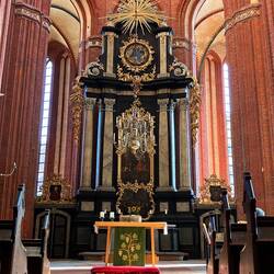 Mehrere Altare, Grabplatten und Bilder wurden aus der zerbombten St. Georgenkirche hierher gebracht.