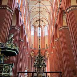 Nikolaikirche 1381-1487 erbaut blieb vom Bombenhagel verschont. 37m hohes Mittelschiff