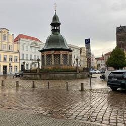 Gut sitzen wir am...