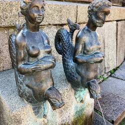 Wasserspeier Nixe und Nix, was die Preussen unschicklich fanden