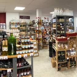 Spezialitätenladen. Viele Liköre und Schnäpse, vor allem zum selbst Abfüllen