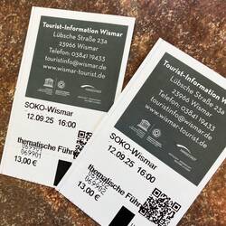 Ich überrasche Susanne mit Tickets zur thematischen "SOKO Wismar-Führung" morgen