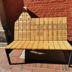 Überall solche Bänke oder Stühle im gleichen Stil