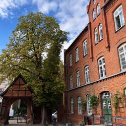 Der Innenhof. Ein Grossteil der Bauten sind mittlerw. Wohnungen