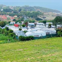 La falta de piscina se compensa con playas cercanas