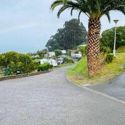 Vistas impresionantes al mar Cantábrico desde parcelas superiores