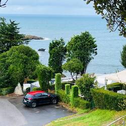 Restaurant dentro del camping con buena comida asturiana, vistas espectaculares