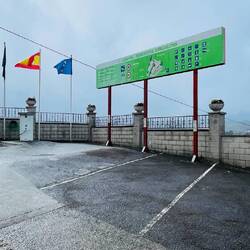 Excelente limpieza en baños y duchas; instalaciones bien mantenidas