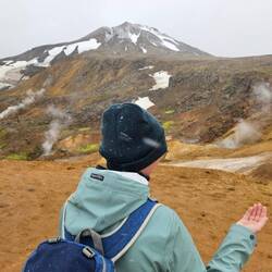 Maja freut sich über Schnee