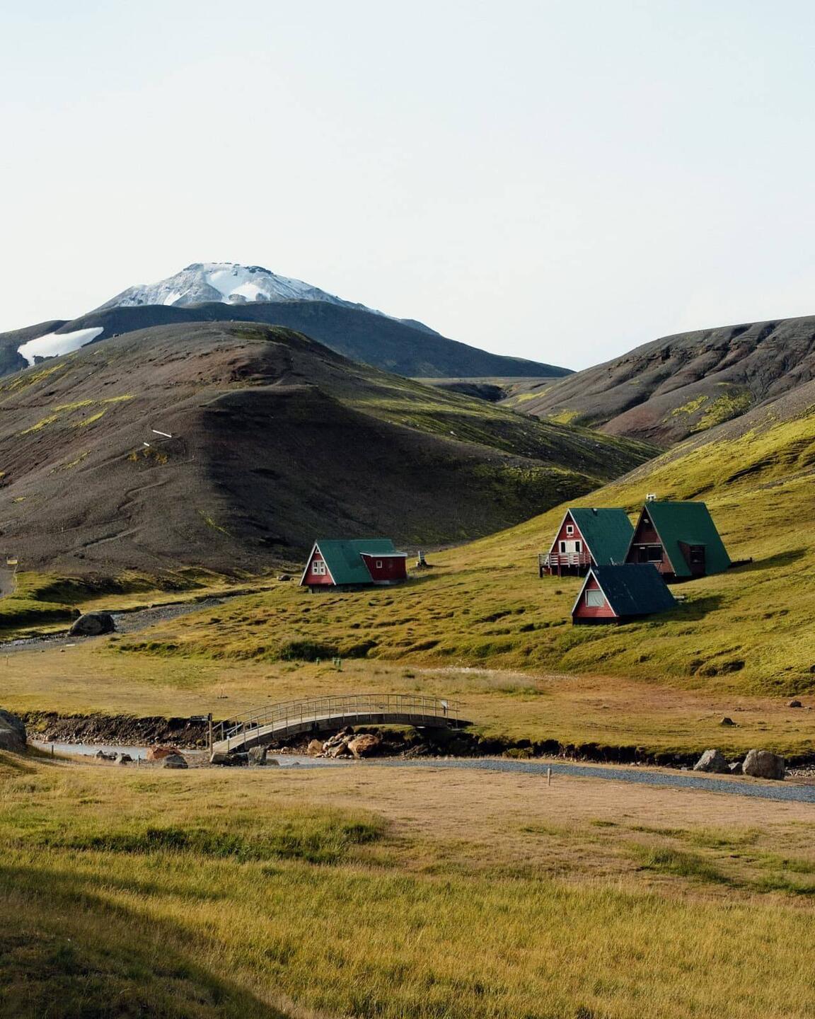 Hütten auf der anderen Seite des Campingplatzes