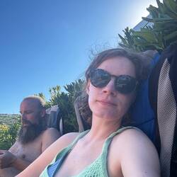 Urlaubsfeeling: Haarkur im Haar und Sonnencreme im Gesicht