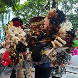 How many hair accessories can she carry