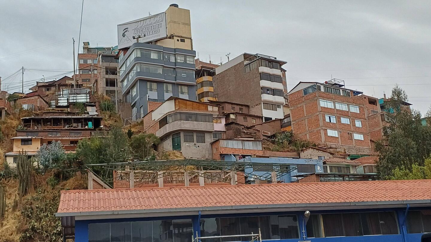 Gerade mit dem Nachtbus angekommen. Der erste Blick auf Cusco.