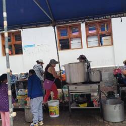 Die Menschen kochen auf der Straße